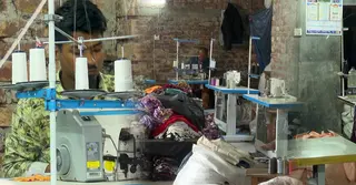 ঈদ ঘিরে ব্যস্ততা বেড়েছে নাটোরের ক্ষুদ্র গার্মেন্টস কারখানাগুলোয়